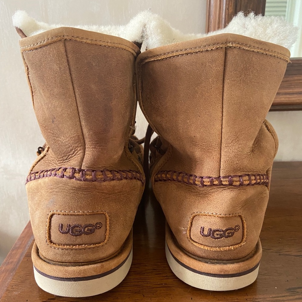 UGG “Lodge” boots size 7 (can fit 8!) - Picture 2 of 10